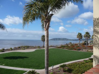 yeşillik ve deniz ile otel tatil bahçesinde görünümü