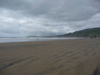 Sakin dalgalar ile muhteşem okyanus manzarası