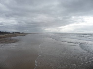 Sakin dalgalar ile muhteşem okyanus manzarası