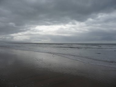 Sakin dalgalar ile muhteşem okyanus manzarası