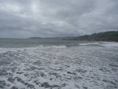 Sakin dalgalar ile muhteşem okyanus manzarası