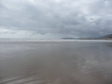 Sakin dalgalar ile muhteşem okyanus manzarası