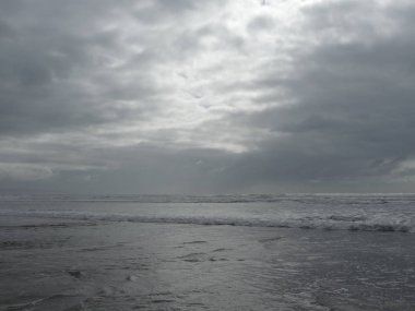 Sakin dalgalar ile muhteşem okyanus manzarası