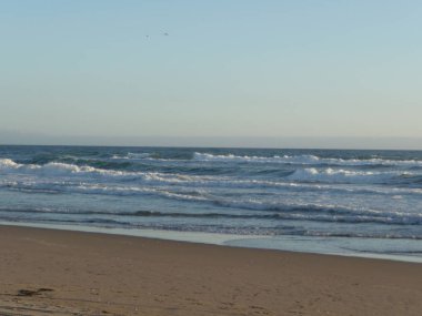 Sakin dalgalar ile muhteşem okyanus manzarası