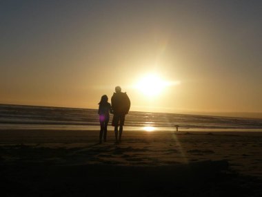 deniz günbatımı manzara çift siluetleri