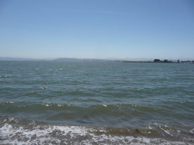 Sakin dalgalar ile muhteşem okyanus manzarası