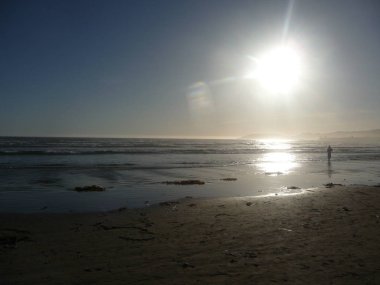 batan güneş ve insan silueti ile deniz manzara manzara manzara