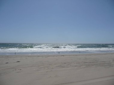 Sakin dalgalar ile muhteşem okyanus manzarası