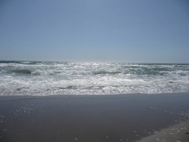 Sakin dalgalar ile muhteşem okyanus manzarası