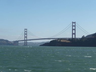 parlak güneş ışığı altında köprü ile deniz manzara