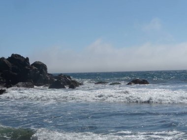 Sakin dalgalar ile muhteşem okyanus manzarası