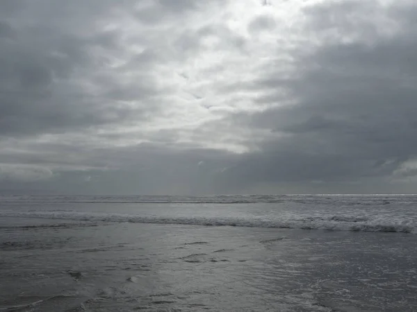 Удивительный Вид Океан Тихими Волнами — стоковое фото