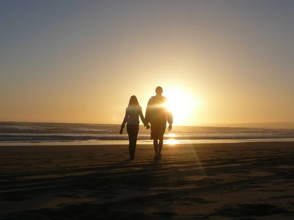 Siluetas Pareja Atardecer Marino Paisaje — Foto de Stock