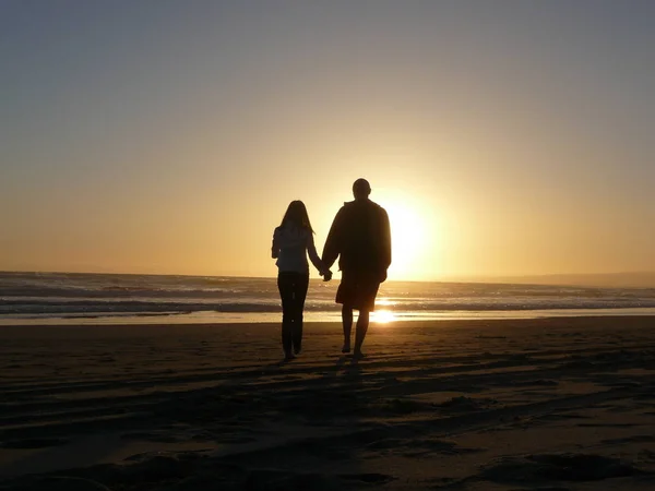 Silhouetten Von Paaren Bei Sonnenuntergang — Stockfoto