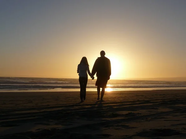 Silhouetten Van Paar Bij Marine Sunset Landscape — Stockfoto