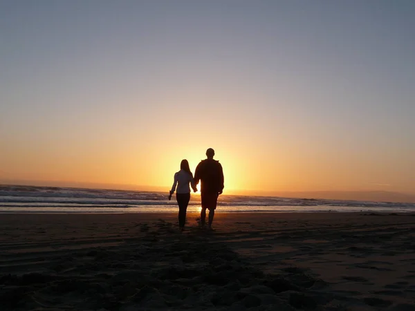 Silhouette Paar Händchen Haltend Meer Bei Sonnenuntergang — Stockfoto