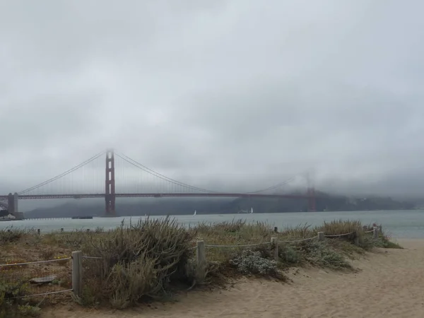 Malowniczy Widok Most Otoczony Mgłą — Zdjęcie stockowe