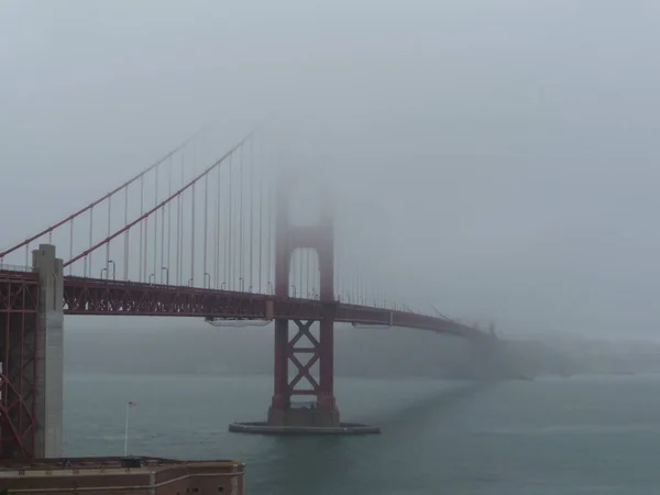 Vista Panorámica Del Puente Rodeado Niebla —  Fotos de Stock