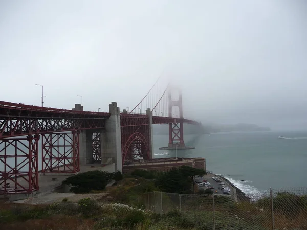 Vista Panorámica Del Puente Rodeado Niebla —  Fotos de Stock