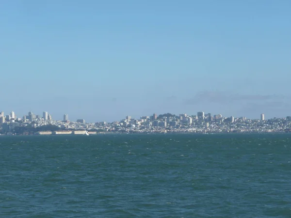 Horizonte Ciudad Con Edificios Modernos Barcos Amarrados Puerto — Foto de Stock