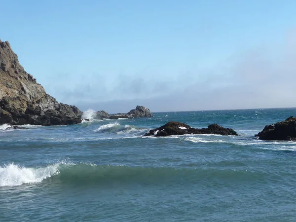 静かな波とオーシャン ビュー — ストック写真