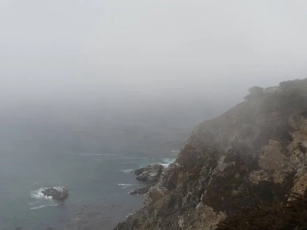 岩ビーチと霧の海洋風景 — ストック写真
