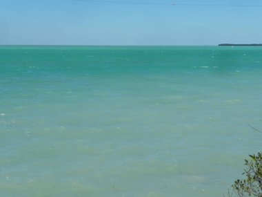 Sakin dalgalar ile muhteşem okyanus manzarası