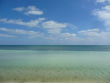 Sakin dalgalar ile muhteşem okyanus manzarası