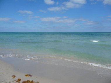 Sakin dalgalar ile muhteşem okyanus manzarası