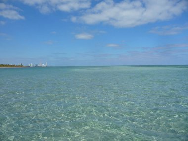 Sakin dalgalar ile muhteşem okyanus manzarası