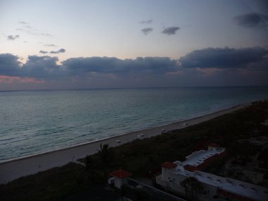 Bulutlu gökyüzü arka plan ile inanılmaz renkli günbatımı