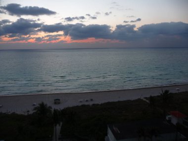 Bulutlu gökyüzü arka plan ile inanılmaz renkli günbatımı