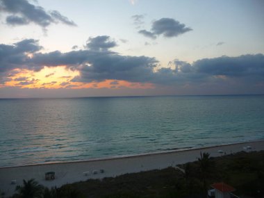 Bulutlu gökyüzü arka plan ile inanılmaz renkli günbatımı