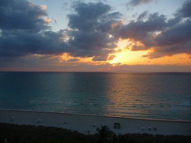Bulutlu gökyüzü arka plan ile inanılmaz renkli günbatımı