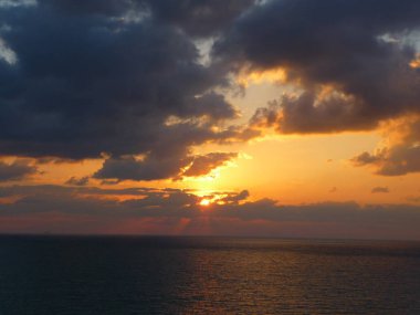 Bulutlu gökyüzü arka plan ile inanılmaz renkli günbatımı