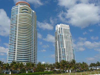 yeşillik üzerinde mavi gökyüzünde modern konut binaları