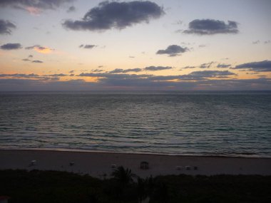 Sakin dalgalar ile muhteşem okyanus manzarası