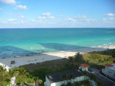 mavi deniz ve gökyüzü ile kumlu plaj havadan görünümü