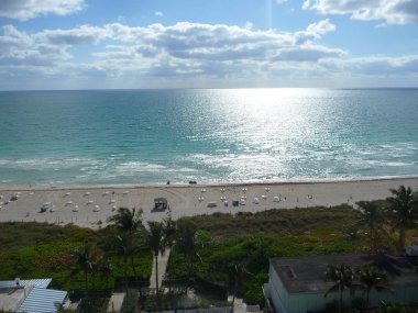 Sakin dalgalar ile muhteşem okyanus manzarası