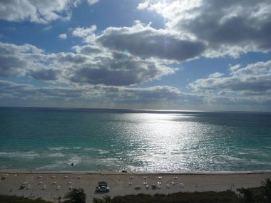 Sakin dalgalar ile muhteşem okyanus manzarası