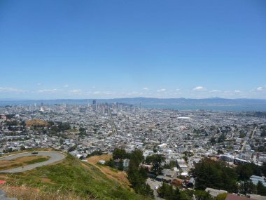 Mavi gökyüzü arka plan ile şehir binaların muhteşem görünümü