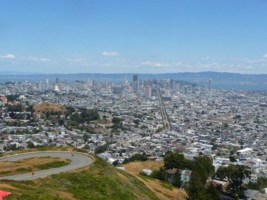 Mavi gökyüzü arka plan ile şehir binaların muhteşem görünümü