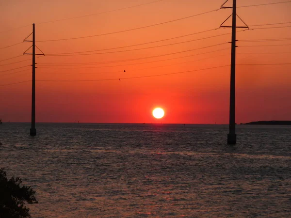 Gün Batımında Elektrik Telleri Ile Deniz Manzara — Stok fotoğraf