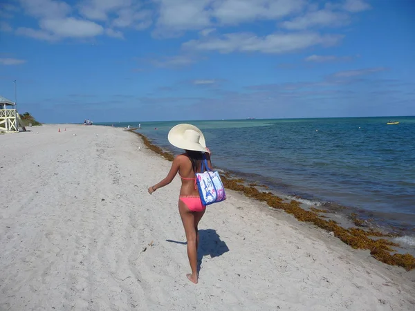 Visão Traseira Menina Adolescente Usando Biquíni Chapéu Praia — Fotografia de Stock