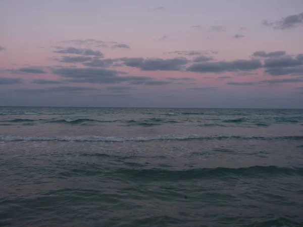 Vista Incrível Oceano Com Ondas Tranquilas — Fotografia de Stock