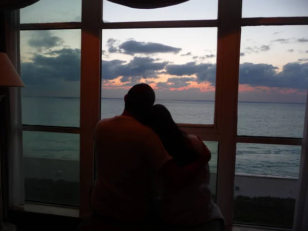 Paar Umarmt Sich Fenster Mit Blick Auf Den Sonnenuntergang — Stockfoto