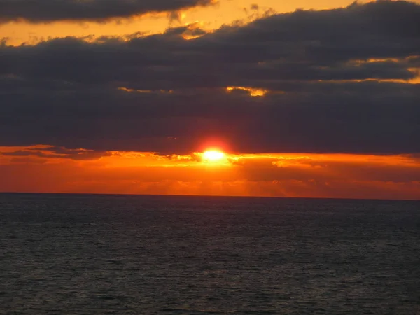 Oranžový Západ Slunce Dramatickými Mraky Nad Mořem — Stock fotografie