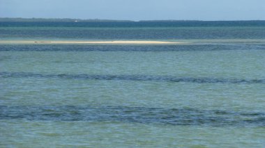 Sakin dalgalar ile muhteşem okyanus manzarası