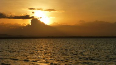 Sakin dalgalar ile muhteşem okyanus manzarası