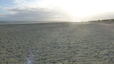 düşük gelgit sırasında tropikal plaj manzara